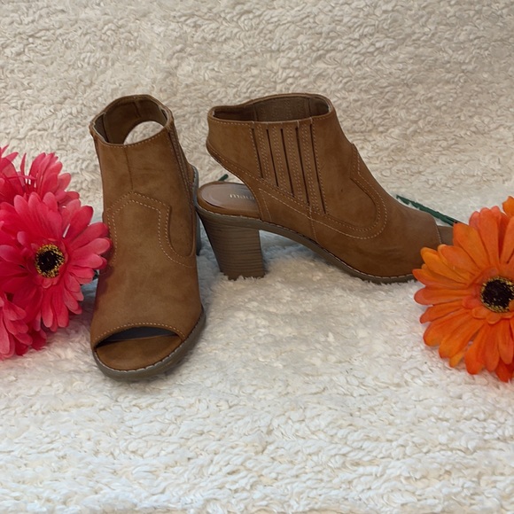 Selling Maurices brand open toe booties - Picture 2 of 2